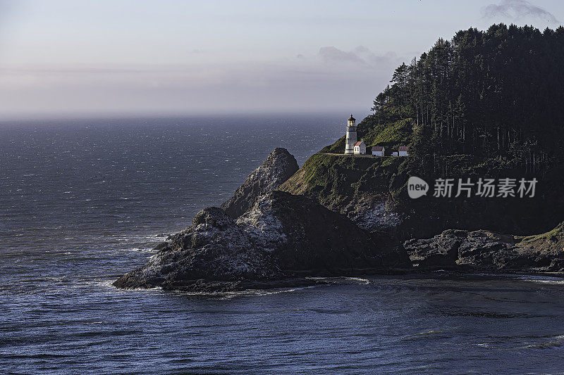 Heceta Head Light灯塔Heceta Head Light灯塔位于俄勒冈海岸，位于佛罗伦萨以北13英里(21公里)，位于美国Yachats以南13英里(21公里)。它位于Heceta Head Lighthouse State Scenic Viewpoint。